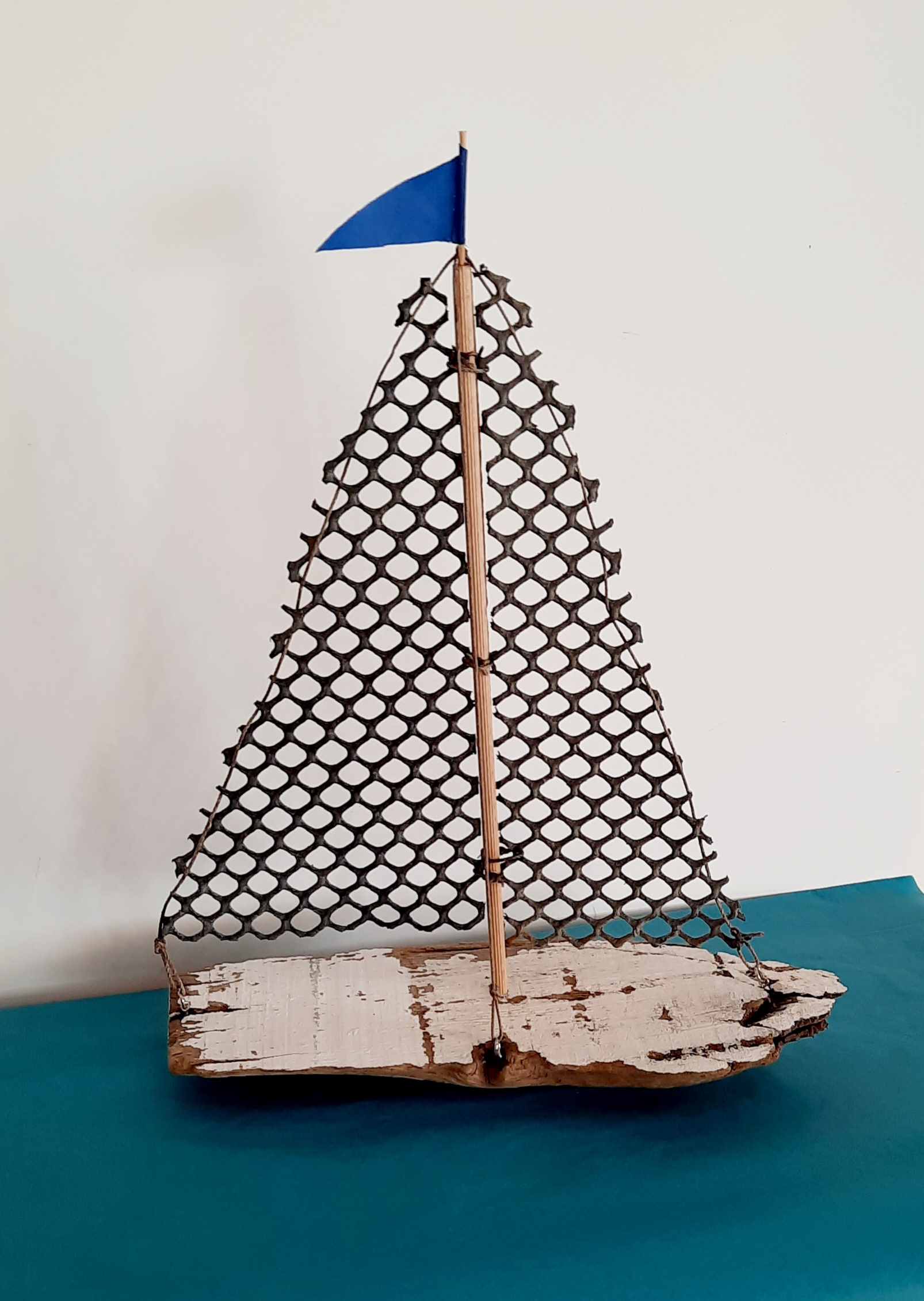 Voilier décoratif en bois flotté avec voile en poche à huîtres recyclée