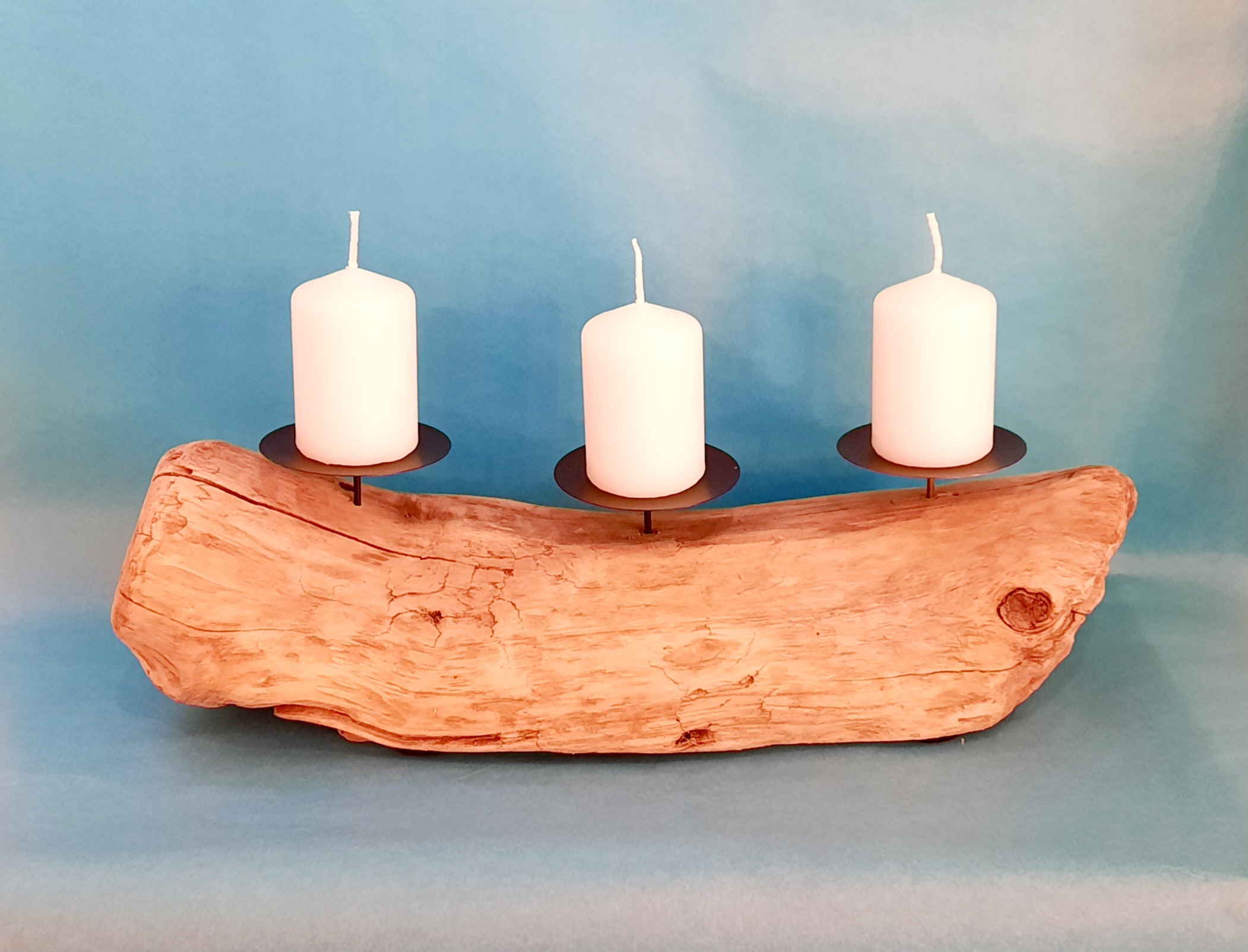 Centre de table en bois flotté avec trois bougeoirs