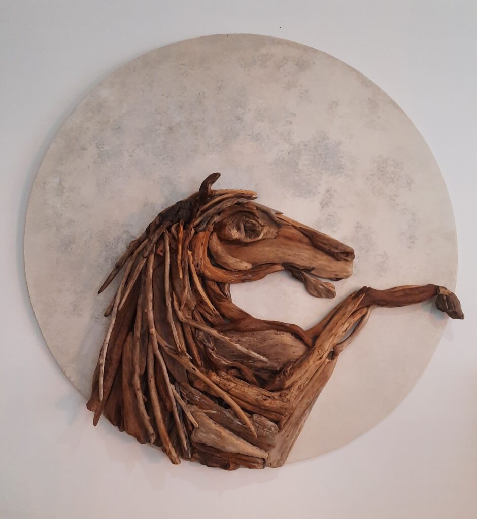 Sculpture cheval et lune en bois flotté naturel