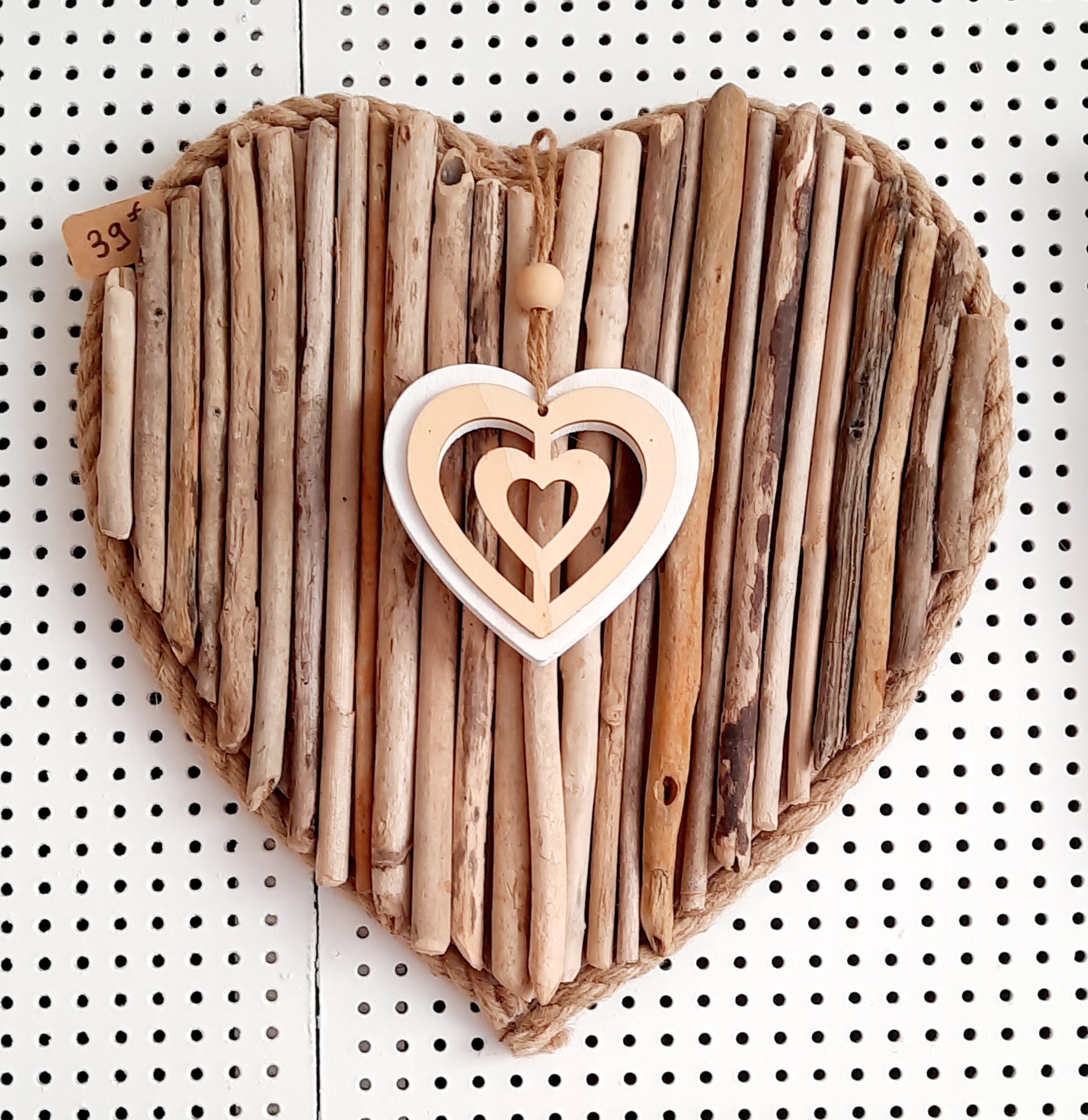 Cœur décoratif en bois flotté avec motif cœur central