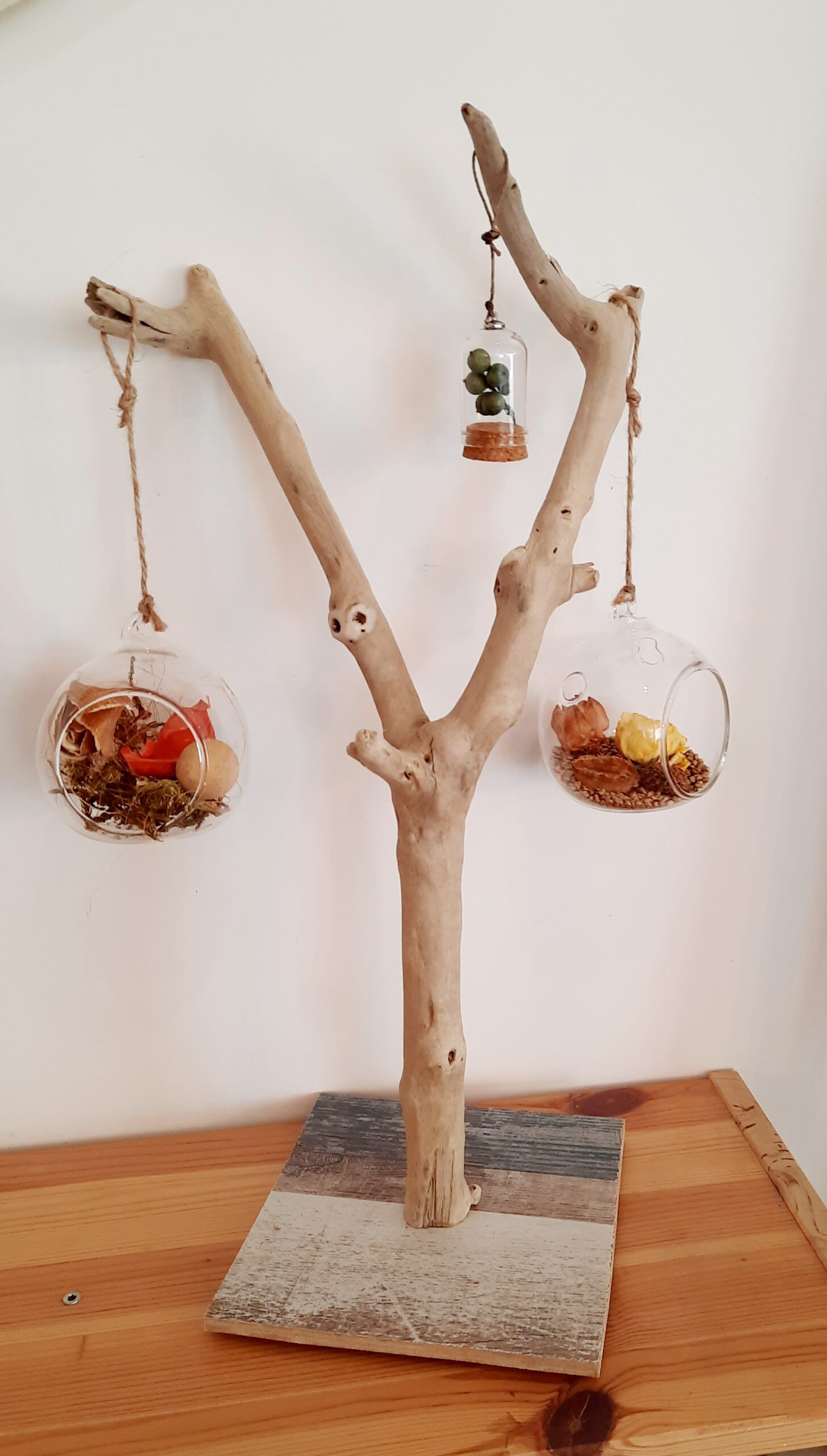 Petit arbre décoratif en bois flotté avec deux suspensions végétales