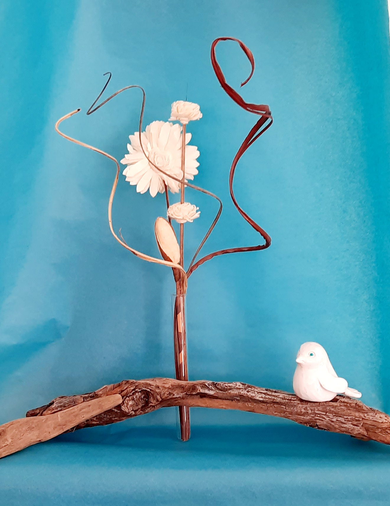 Sculpture décorative en bois flotté avec fleur blanche et oiseau posé