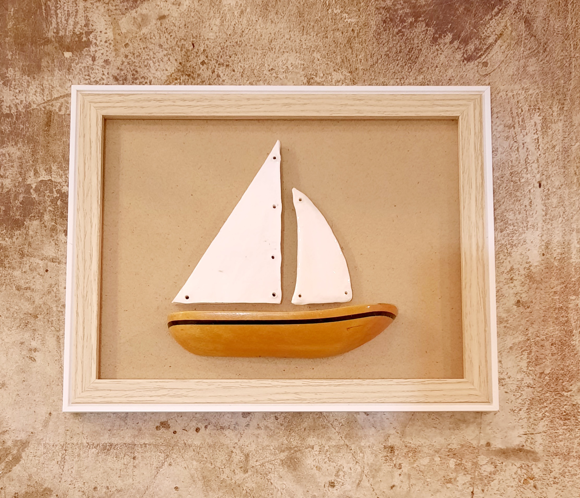 Cadre décoratif avec voilier en bois flotté