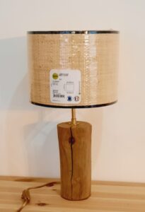 Lampe artisanale en bois flotté avec abat-jour en raphia