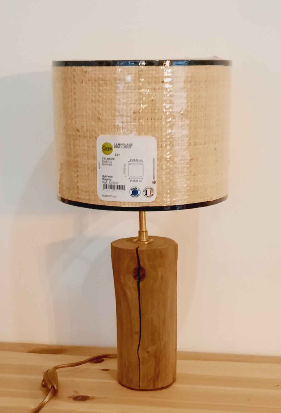 Lampe artisanale en bois flotté avec abat-jour en raphia