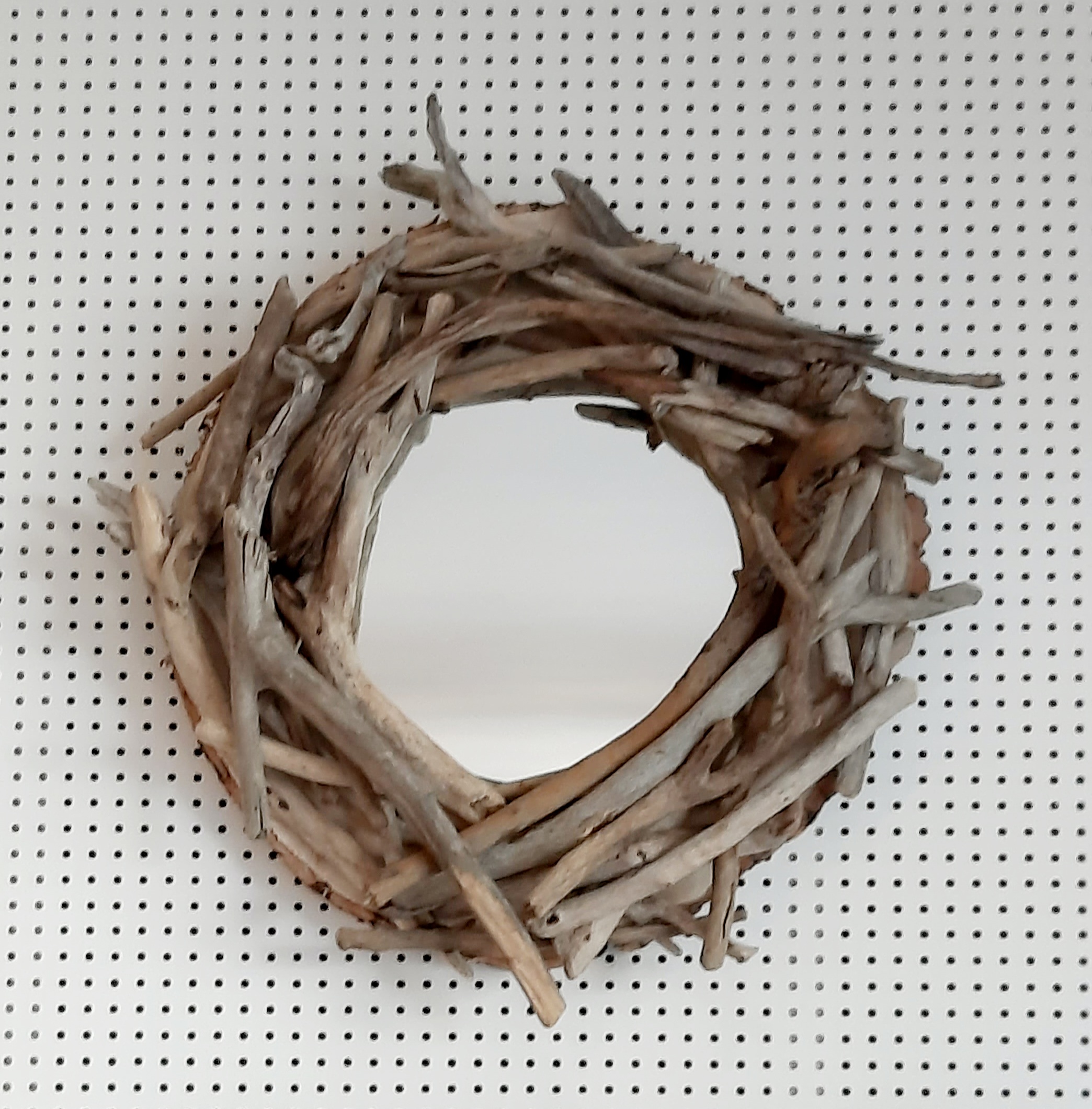 Miroir rond entouré de bois flotté