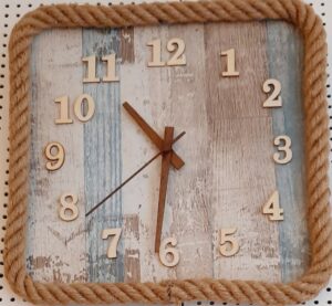 Pendule murale en bois avec corde et pavés de bateau recyclés