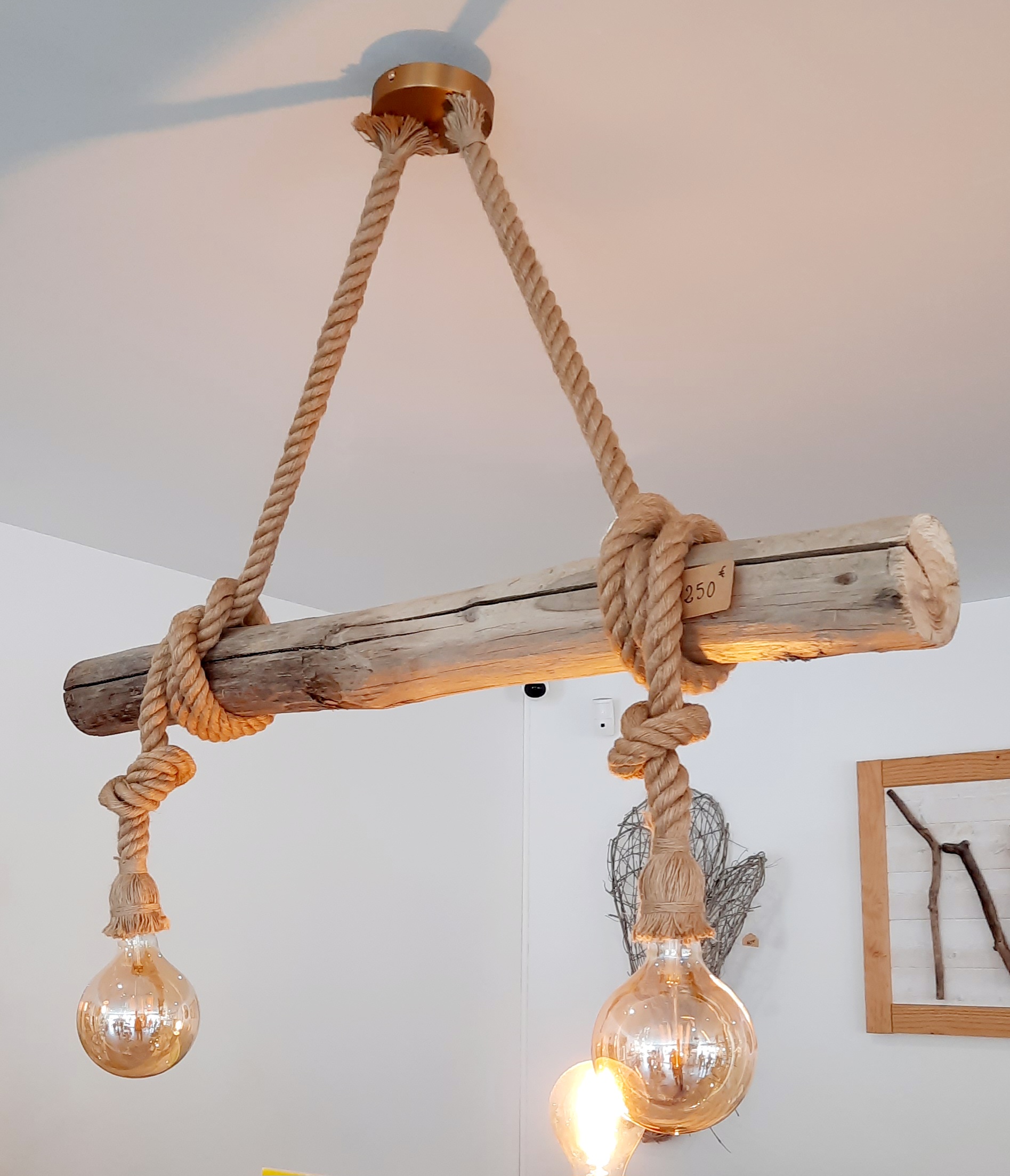 Plafonnier en bois flotté suspendu par cordes avec ampoules apparentes