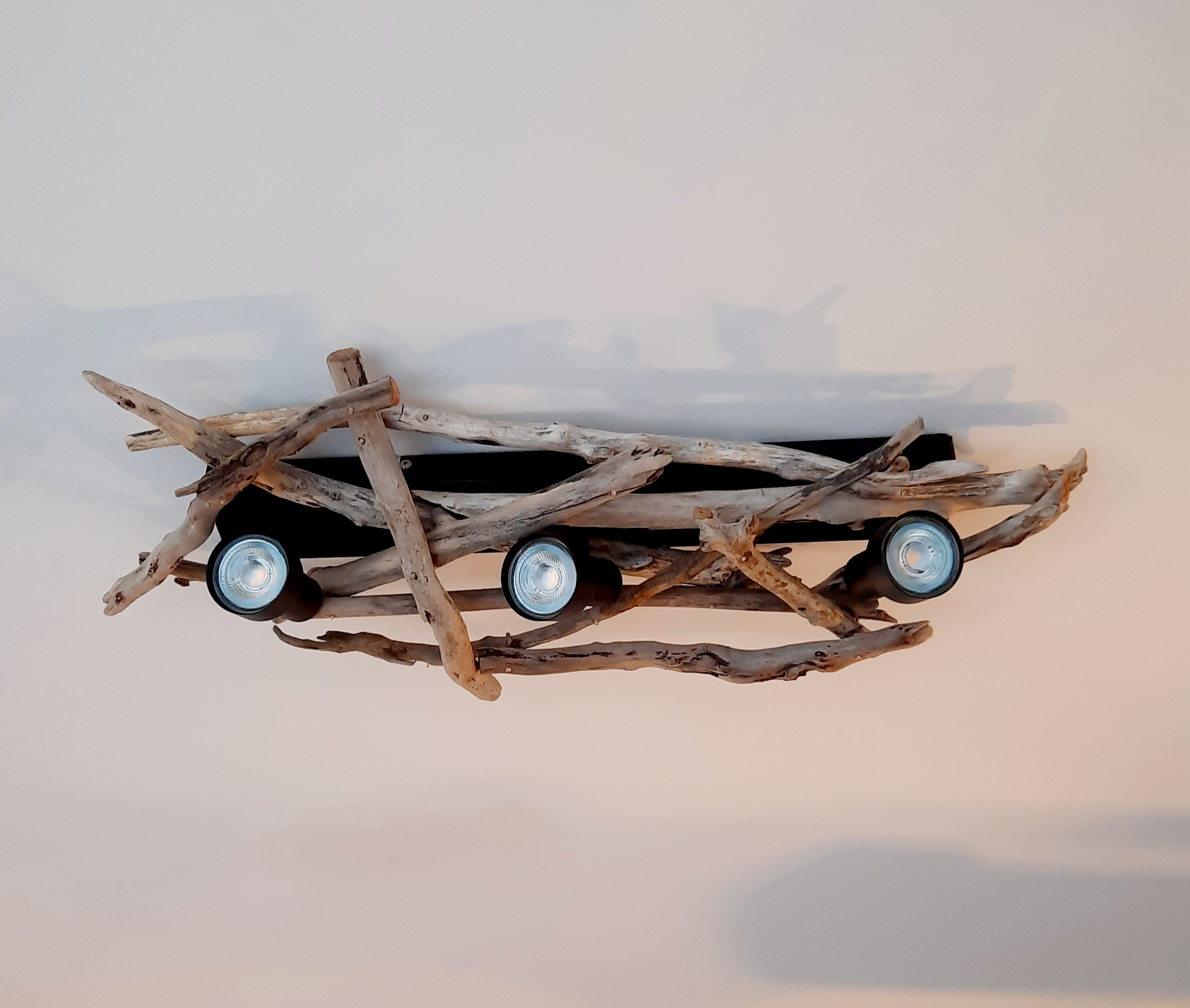 Plafonnier en bois flotté avec ampoules style industriel