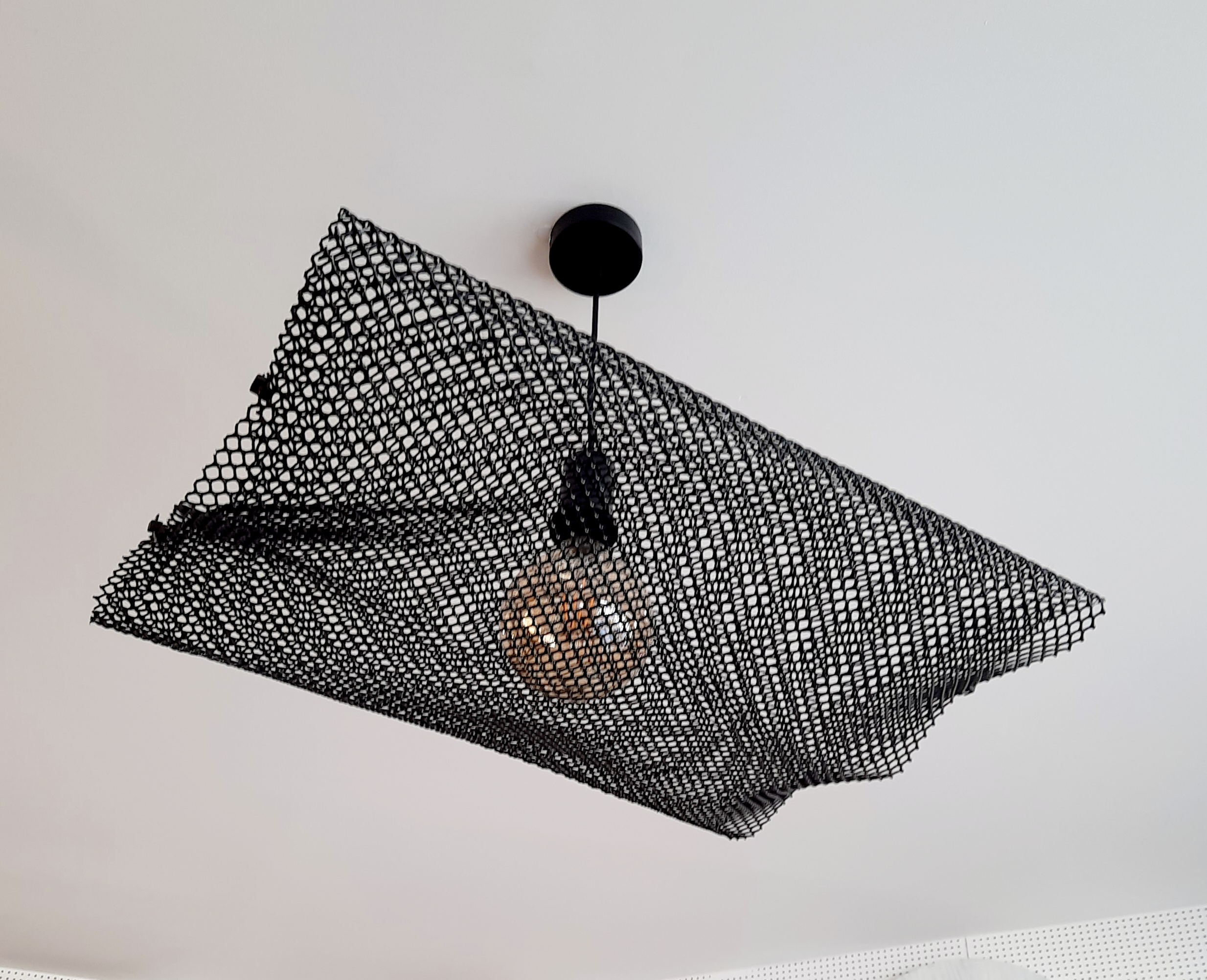 Plafonnier en poche à huîtres recyclée avec ampoule apparente