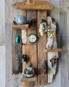 Composition murale en bois flotté avec objets décoratifs inspirés du bord de mer