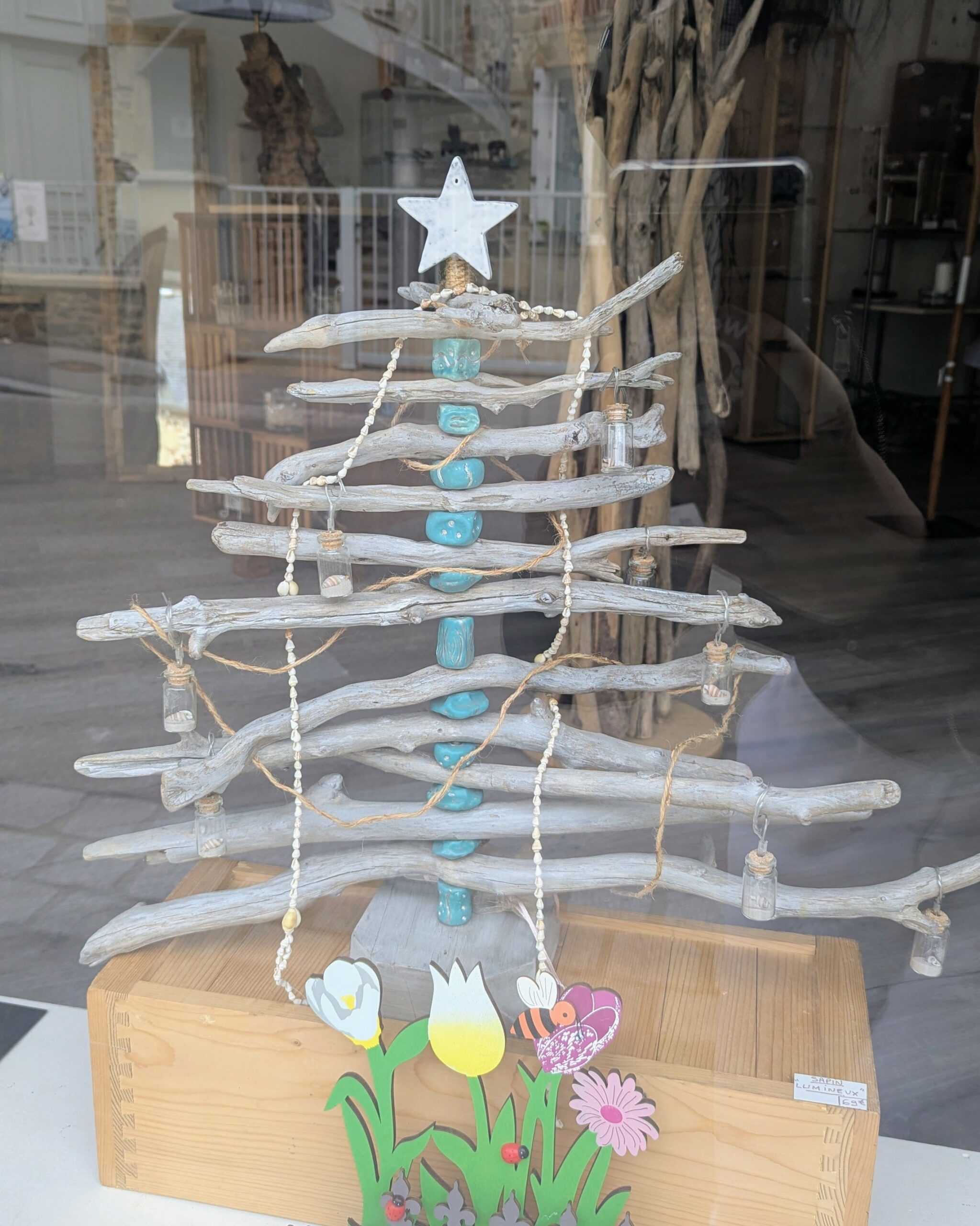 Sapin décoratif en bois flotté avec étoile au sommet