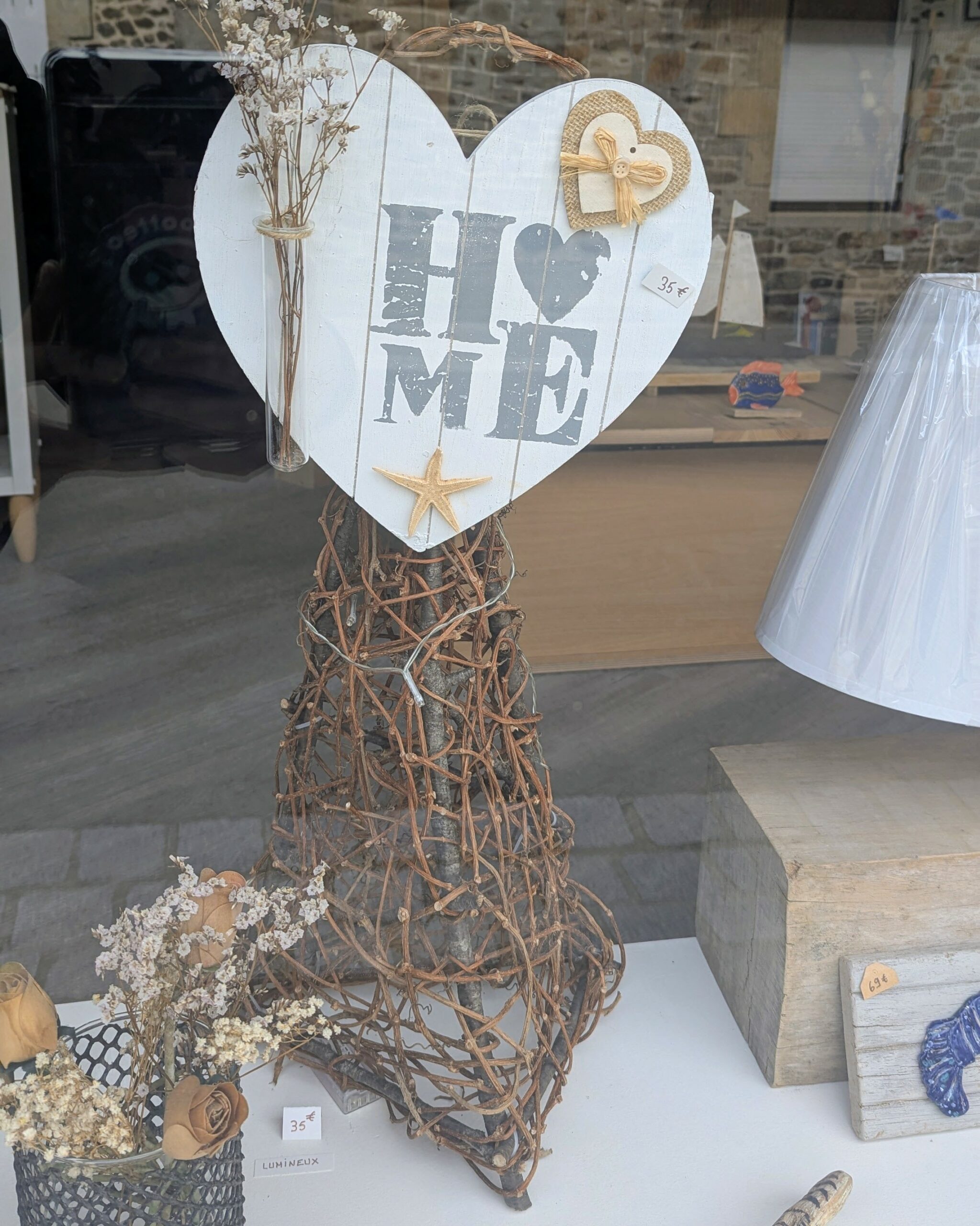 Décoration cœur en pavés de bateau recyclés sur support en bois flotté