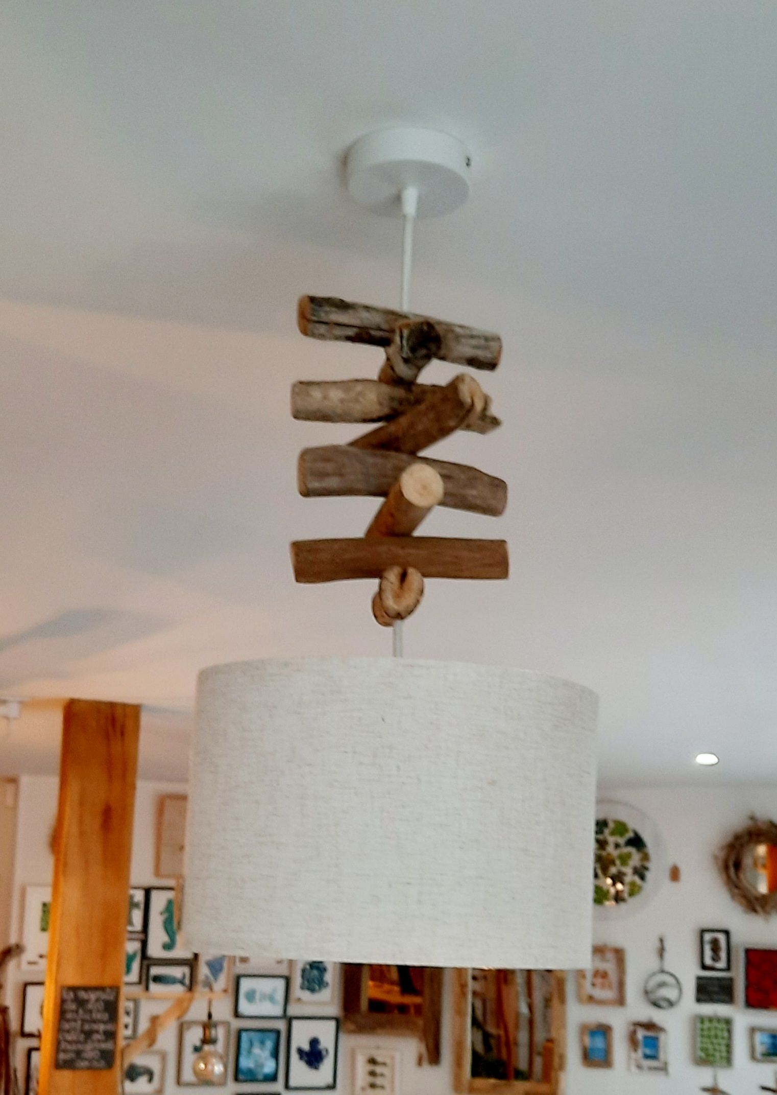 Suspension en bois flotté avec abat-jour crème