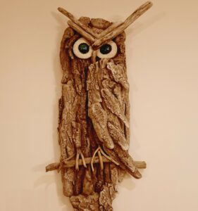 Hibou décoratif en bois flotté et écorce naturelle