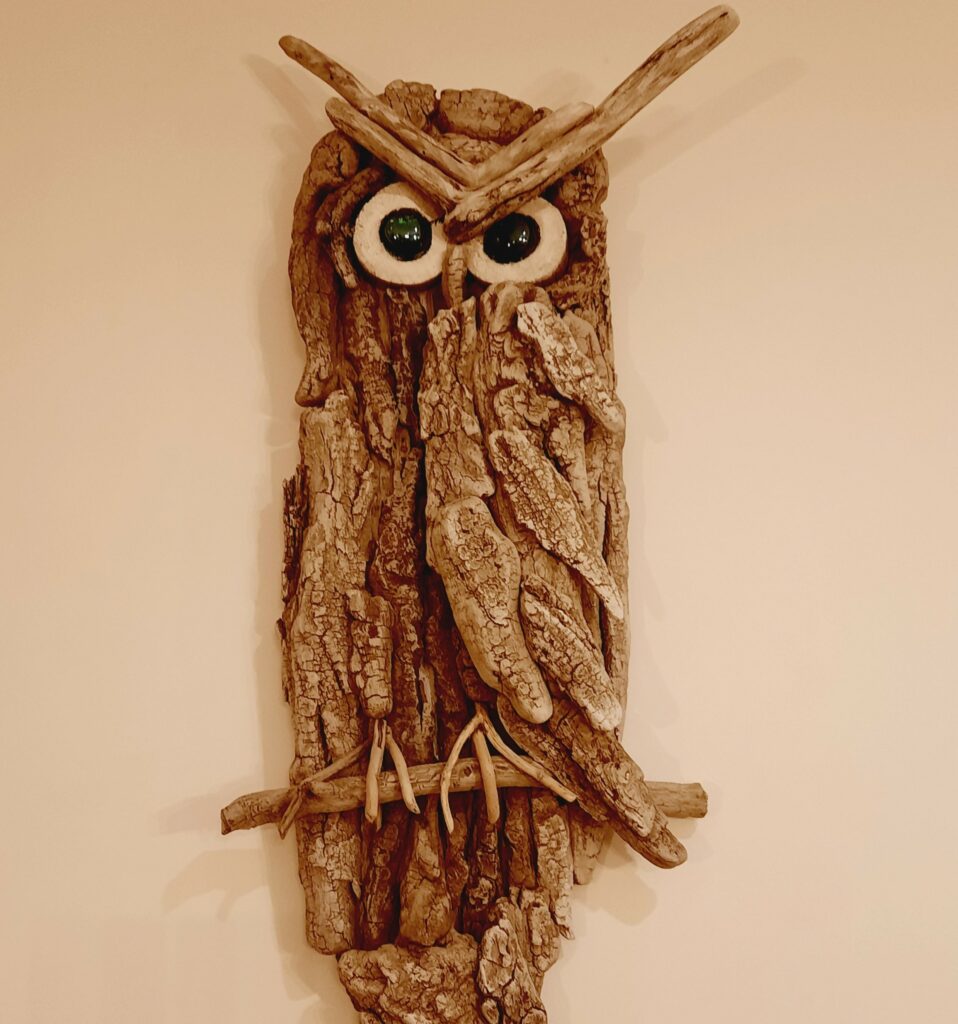 Hibou décoratif en bois flotté et écorce naturelle