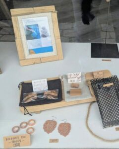 Présentation de créations artisanales dont sac en poche à huîtres et boucles d’oreilles en bois flotté