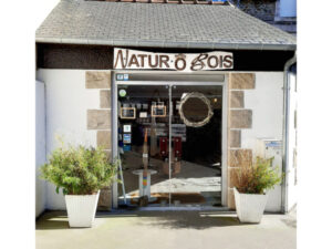 Entrée de la boutique Nature o Bois avec vitrines et décoration naturelle