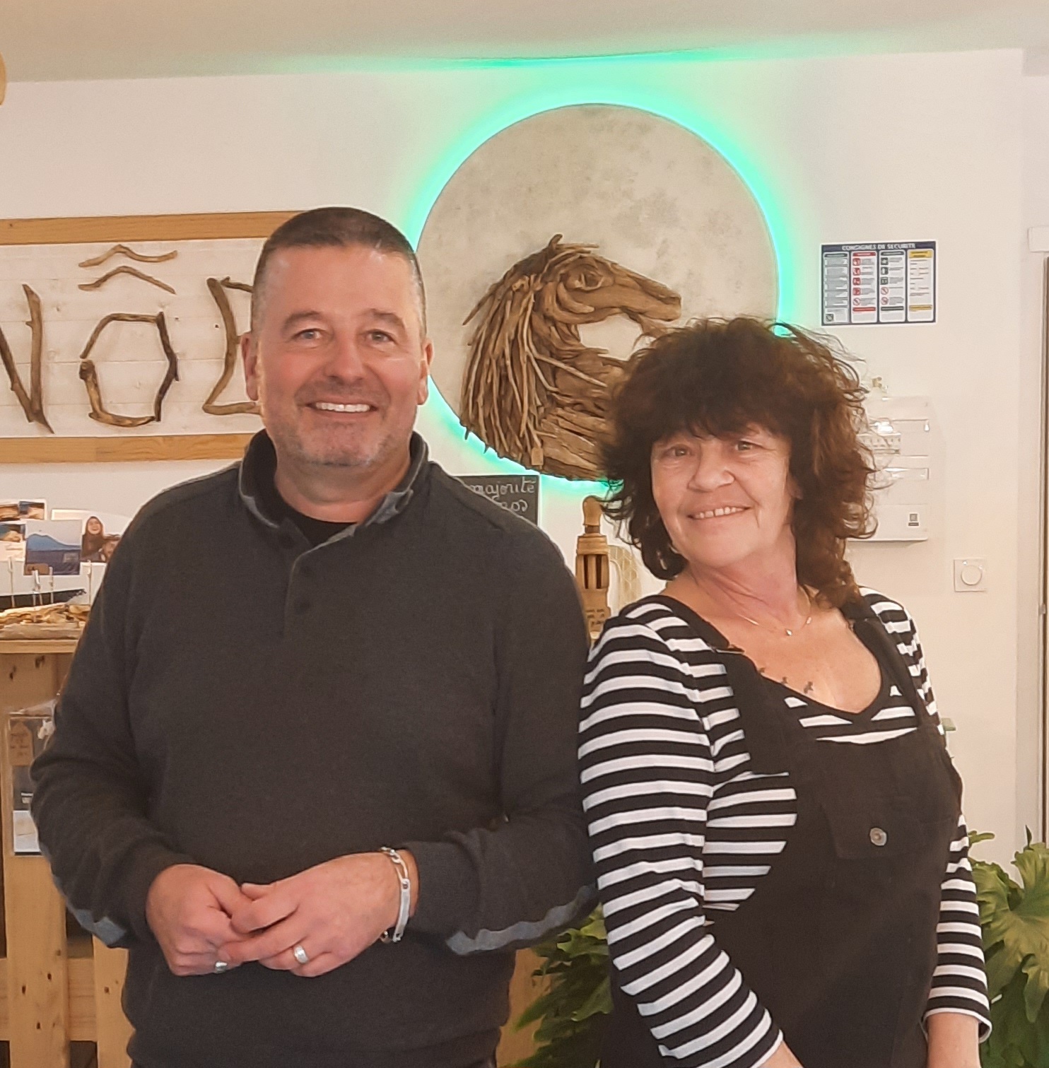 Franck Conin aux côtés de Martine, responsable des créations en céramique