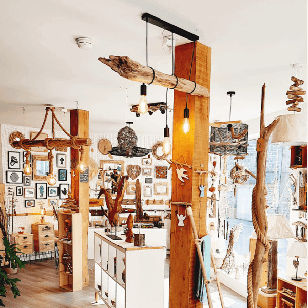 Image de l'intérieur d'un boutique qui vend des produits en bois flottée