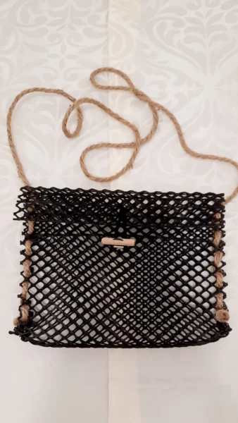 Sac à main artisanal fabriqué avec une poche à huîtres recyclée